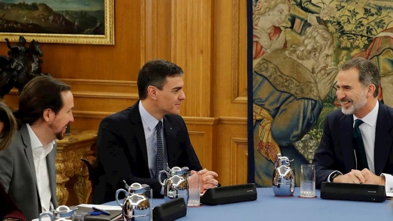 El rey Felipe VI conversa con el presidente del Gobierno, Pedro Sánchez (c), y el vicepresidente segundo, Pablo Iglesias (i), durante el Consejo de Ministros celebrado en el Palacio de la Zarzuela. EFE/Juan Carlos Hidalgo