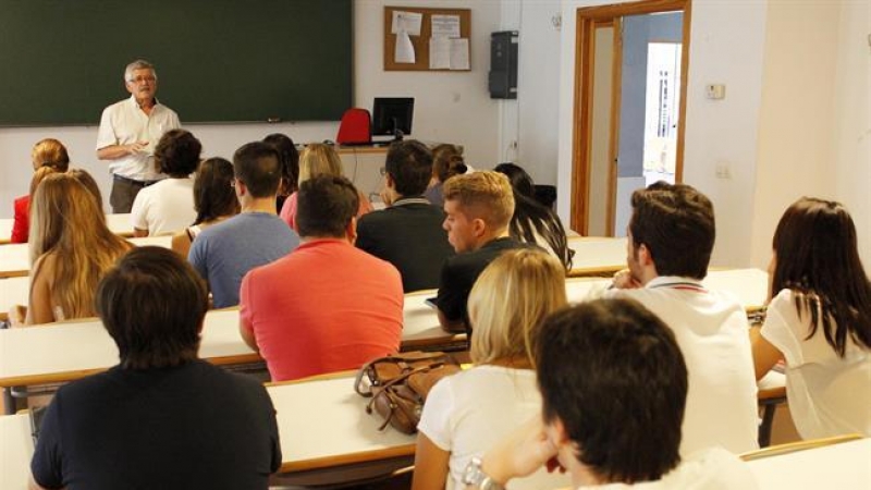 Imagen de un profesor impartiendo clase. EP