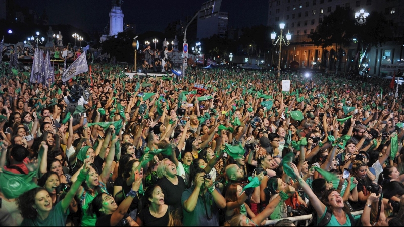 19/02/2020.- Cientos de mujeres levantan sus pañuelos verdes durante una movilización a favor del aborto este miércoles, en Buenos Aires (Argentina). / EFE