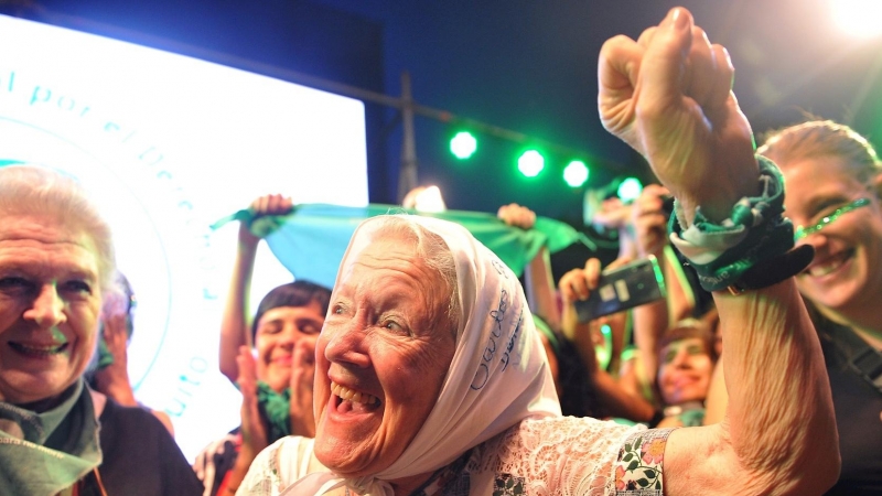 19/02/2020.- Nora Cortiñas, cofundadora de Madres de Plaza de Mayo, participa en una movilización a favor del aborto. EFE/ Enrique García Medina