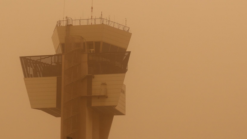 La torre de control del aeropuerto de Gran Canaria, durante la calima. REUTERS