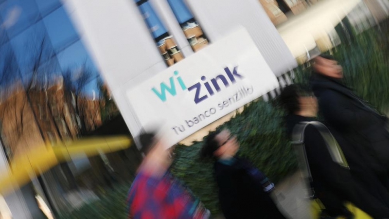 Varias personas pasan por delante de la sede del banco online WiZink en Madrid. REUTERS/Susana Vera