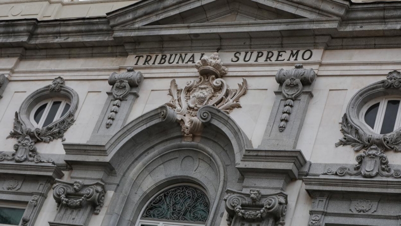 Escudo de España en la fachada del edificio del Tribunal Supremo, en Madrid. E.P./Jesús Hellín