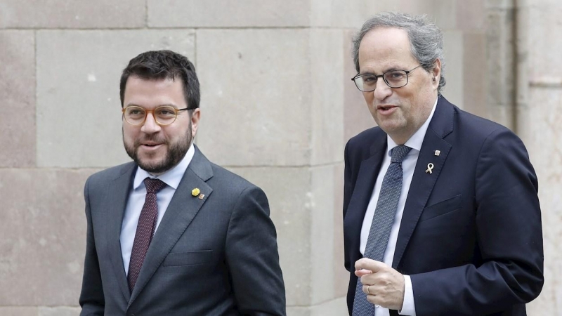 El presidente de la Generalitat, Quim Torra (d), y el vicepresidente y conseller de Economía, Pere Aragonès (i), se dirigen a participar en la reunión semanal del Ejecutivo catalán, este martes, en el Palau de la Generalitat en Barcelona. EFE/ Andreu Dalm