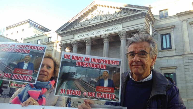 La Plataforma de Víctimas del Alvia se manifiesta frente al Congreso de los Diputados en Madrid. / PÚBLICO