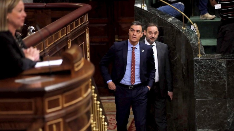 El presidente del Gobierno, Pedro Sánchez, y el ministro de Transportes, José Luis Ábalos, se dirigen a sus respectivos escaños para votar el techo de gasto en el pleno celebrado en el Congreso  de los Diputados. EFE/Chema Moya