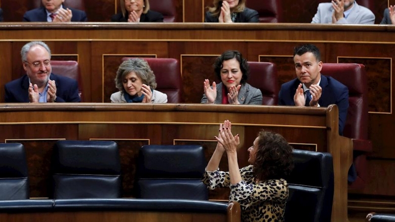 La bancada del PSOE aplaude a la ministra de Hacienda, María Jesús Montero durante el pleno en el Congreso de los Diputados para debatir la senda de déficit. EFE/Chema Moya
