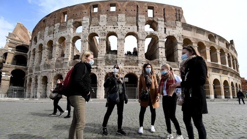 26/02/2020.- Turistas frente al Coliseo de Roma. / EFE - ETTORE FERRARI
