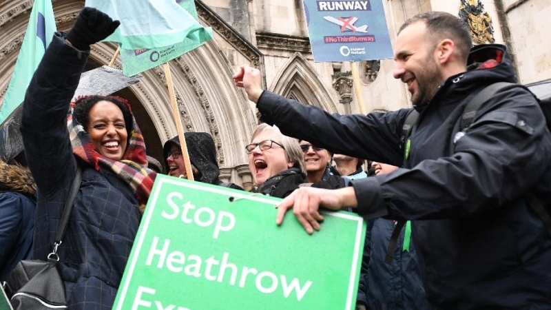 Los activistas contra la expansión del aeropuerto de Heathrow aplauden fuera de los Tribunales de Justicia reales en Londres ante su ilegalización. / Stefan Rousseau - Europa Press