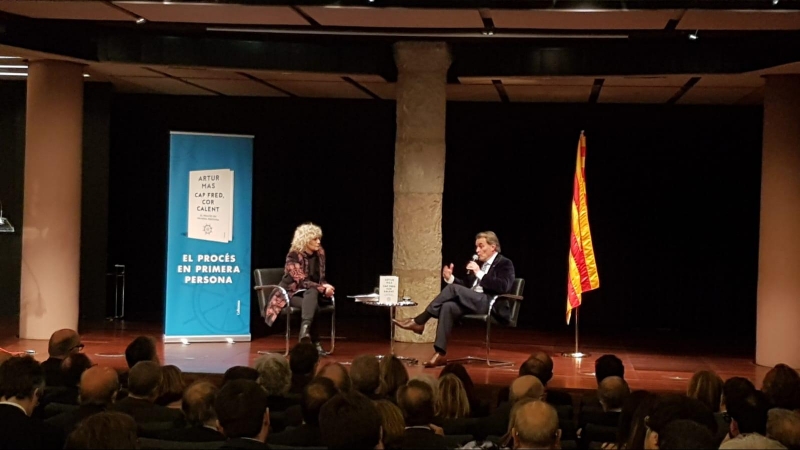 Artur Mas, amb Mònica Terribas, durant la presentació del llibre a la Pedrera. C.M.