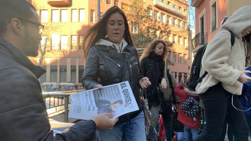 Una vianant agafa un dels milers d'exemplars que aquest matí de divendres s'han distribuït a l'àrea metropolitana de Barcelona.