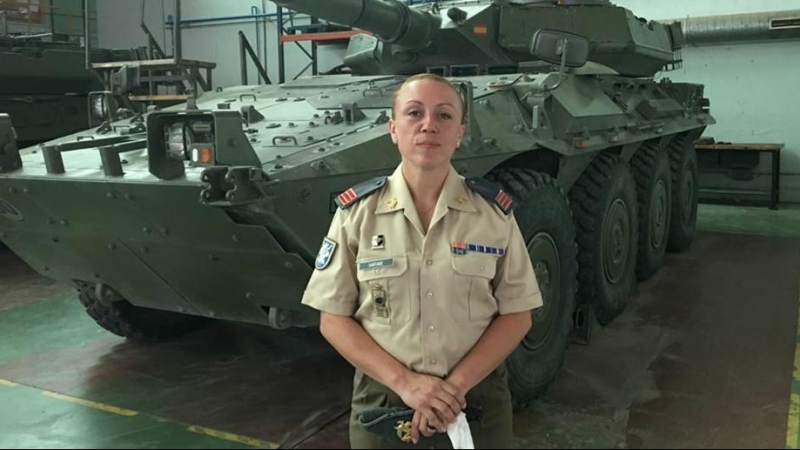 Ana S. G. durante su etapa como militar profesional, en la que trabajó como mecánico de carros de combate. / Cedidas
