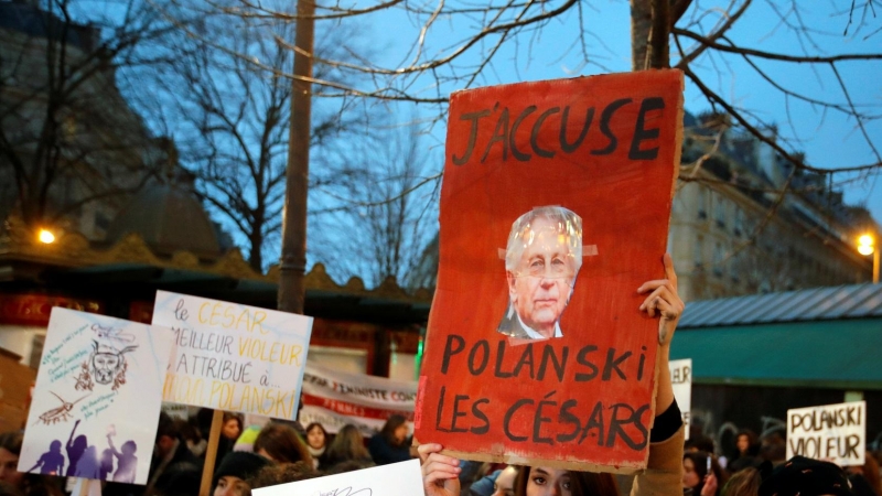 Asociaciones feministas protestan contra Polanski a las puertas de los César | Reuters