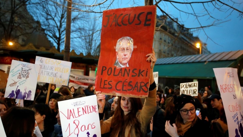 Manifestantes protestan contra los premios César en París. / REUTERS