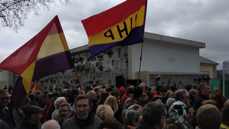 Homenaje a Miguel Hernández en el cementerio de La Almudena. GUILLERMO MARTÍNEZ.