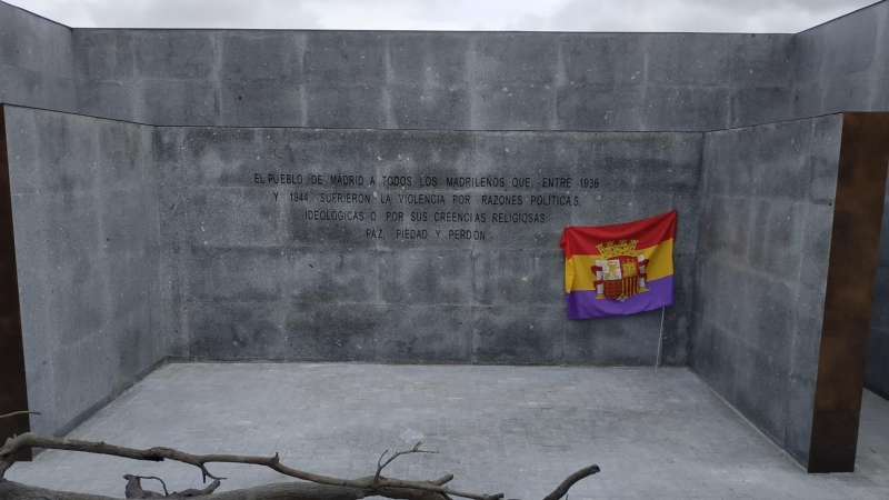 Memorial de La Almudena a las víctimas del franquismo. GUILLERMO MARTÍNEZ.