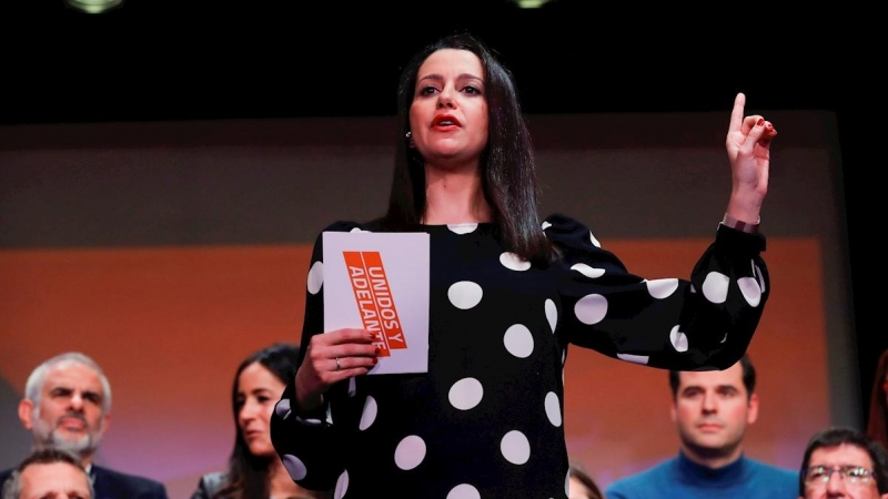 La portavoz parlamentaria de Ciudadanos, Inés Arrimadas, acompañada por varios líderes de la formación naranja, durante la presentación de la campaña 'Unidos y Adelante' de su candidatura para liderar el partido. - EFE