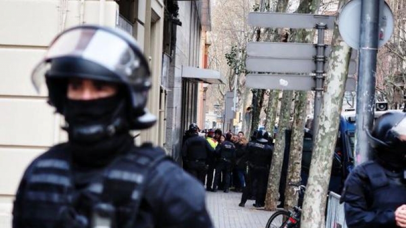 Desplegament de Mossos d'Esquadra durant el desnonament del Bloc Llavors al carrer Lleida de Barcelona. @sindicatdebarri