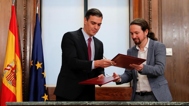 Pedro Sánchez y Pablo Iglesias en la firma del pacto del gobierno de coalición, el pasado diciembre, en el Congreso de los Diputados. REUTERS