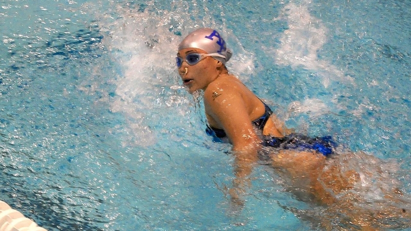 Una mujer nada en una competición de natación./ Pixabay