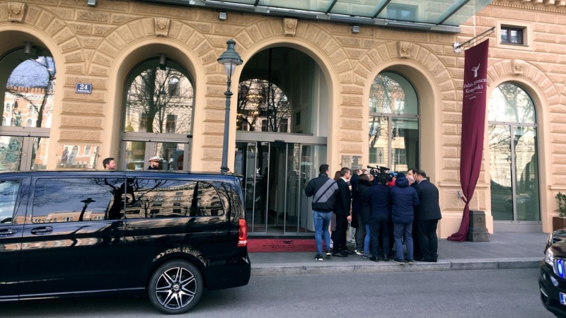 Un grupo de periodistas se congrega en torno al ministro del Petróleo iraní, Bijan Zanganeh, a su llegada al hotel Palais Hansen Kempinski para asistir a la reunión formal de la OPEP en Viena. REUTERS/Shadia Nasralla