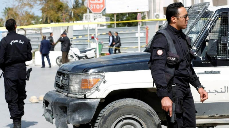 Un oficial de policía está de guardia en la zona del ataque suicida producido cerca de la embajada de Estados Unidos en Túnez. /Reuters