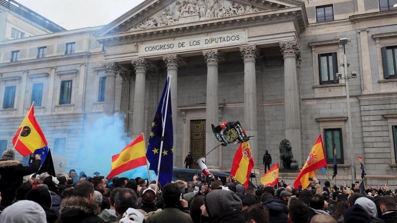 Policías y guardias civiles afiliados a la asociación JUSAPOL participan en una manifestación en contra el Gobierno en frente del Congreso en Madrid este martes. EFE/Fernando Alvarado