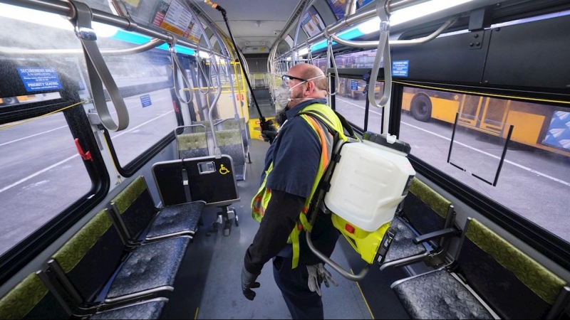 Un trabajador desinfecta el interior de un vagón de metro | EFE