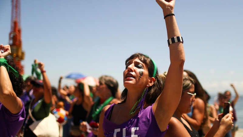 Una manifestante del colectivo de mujeres de Río de Janeiro canta el himno feminista “El violador eres tú”. | Reuters / Pilar Olivares