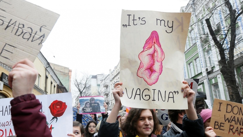 Una activista rusa alza una pancarta con el título “Es mi vagina” en una céntrica plaza de Kiev. |Reuters / Valentyn Ogirenko