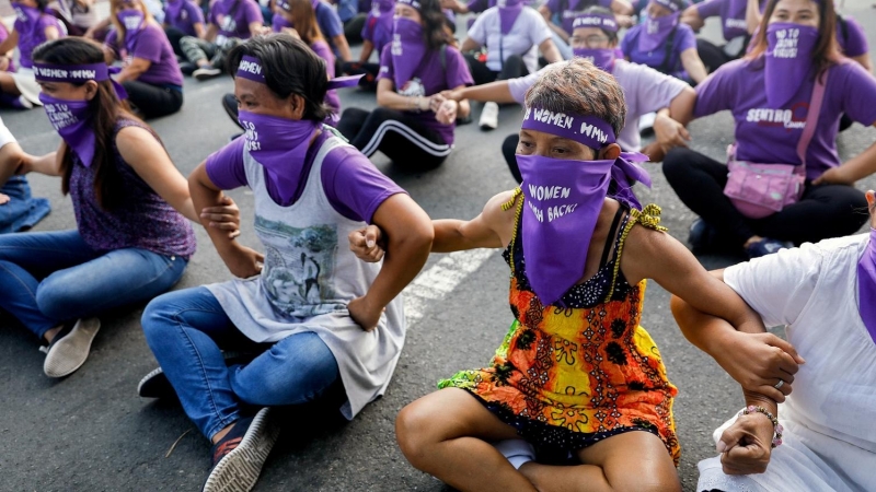 Las mujeres ocupan las calles con una gran sentada en Manila durante el Día Internacional de la Mujer. | Reuters / Eloisa López