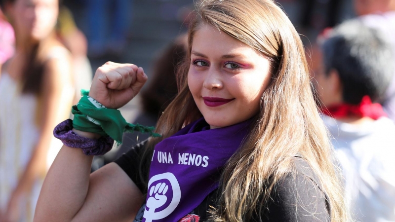 Una mujer toma parte del Día Internacional de la Mujer en Santiago de Chile. | Reuters / Sofia Yanjari