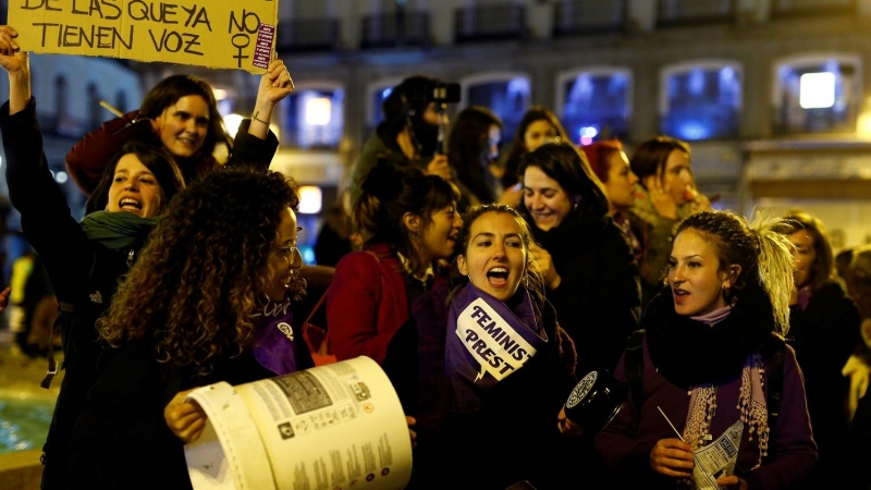 Feministas durante las protestas en la Puerta del Sol de Madrid portan una pancarta bajo el lema: “Somos el grito de las que ya no tiene voz”. | Reuters / Javier Barbancho