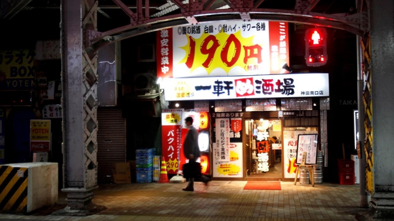 El 'Ikken me sakaba', un bar izakaya con descuento que ofrece comida y bebidas baratas, debajo de un viaducto ferroviario en Tokio. REUTERS / Kaori Kaneko