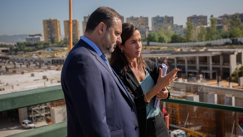 El ministro de Fomento en funciones, José Luis Ábalos y la presidenta de Adif, Isabel Pardo, durante su visita a las obras de la futura estación ferroviaria de La Sagrera, en Barcelona. E.P./David Zorrakino