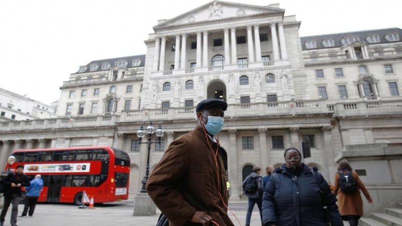 Un hombre con mascarila, delante de la sede del Banco de Inglaterra, en la City de Londres. REUTERS/Henry Nicholls