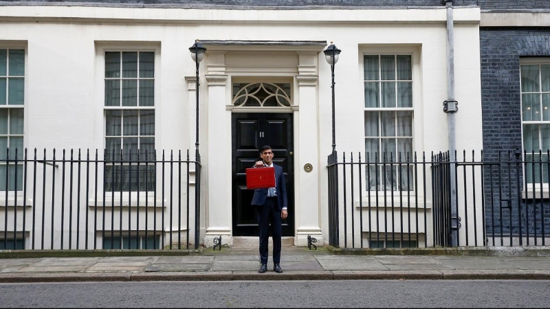 El secretario del Tesoro (ministro de Finanzas) británico, Rishi Sunak, posa con la cartera con el proyecto de presupuestos, en  Downing Street, en Londres. REUTERS/Peter Nicholls