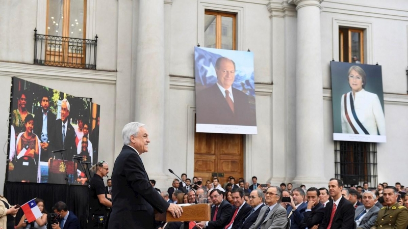 El presidente de Chile Sebastián Piñera encabeza un acto de celebración, este miércoles, en el 30 aniversario del nombramiento de Patricio Aylwin (1990-1994) como primer mandatario de Chile en democracia tras la dictadura de Augusto Pinochet. EFE