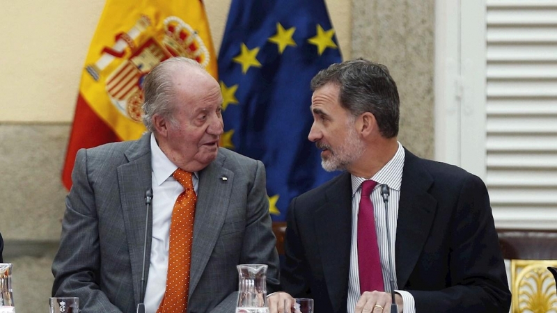 Fotografía de archivo, tomada el 14/05/2019, del rey Felipe VI (d) junto a su padre, el rey emérito Juan Carlos I, durante la reunión del patronato de la Fundación Cotec./EFE