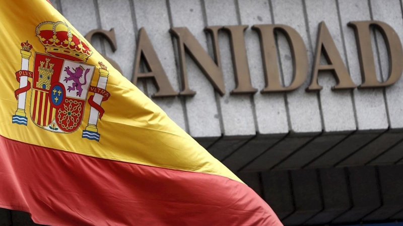 Una bandera española ondea en la fachada del Ministerio de Sanidad. EFE/Kiko Huesca