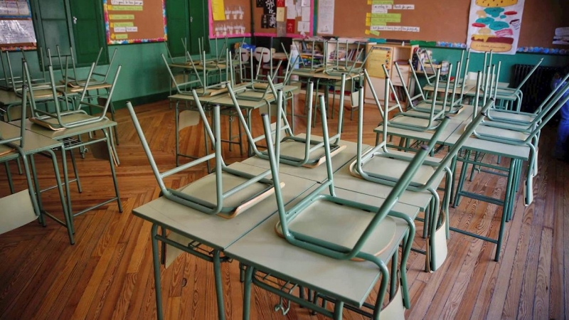 Un aula desierta en el colegio público Rufino Blanco en Madrid. EFE/ Paco Campos