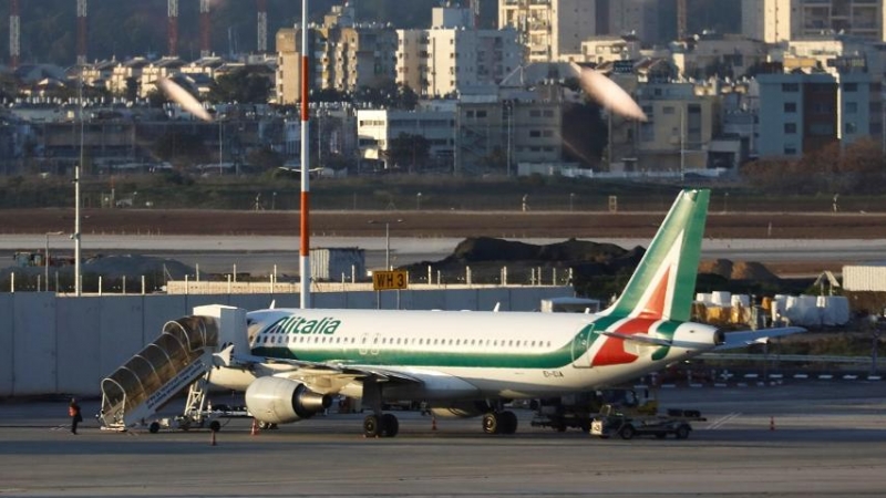 Un avión de Alitalia, en el aeropuerto Ben Gurion de Tel Aviv (Israel). REUTERS/Amir Cohen