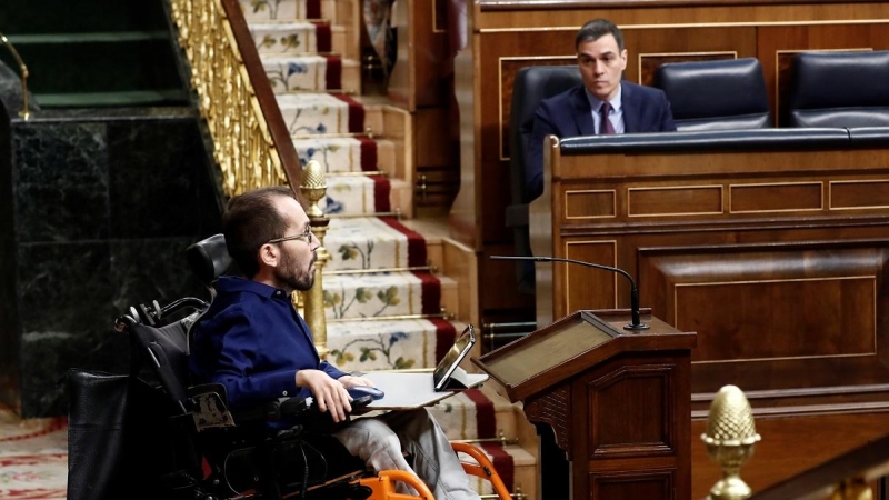 El portavoz de Unidas Podemos, Pablo Echenique (i), se dirige a dar la réplica, este miércoles en el Congreso