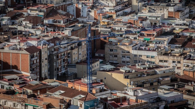 Panorámica de la ciudad de Barcelona con una grúa. E.P./David Zorrakino