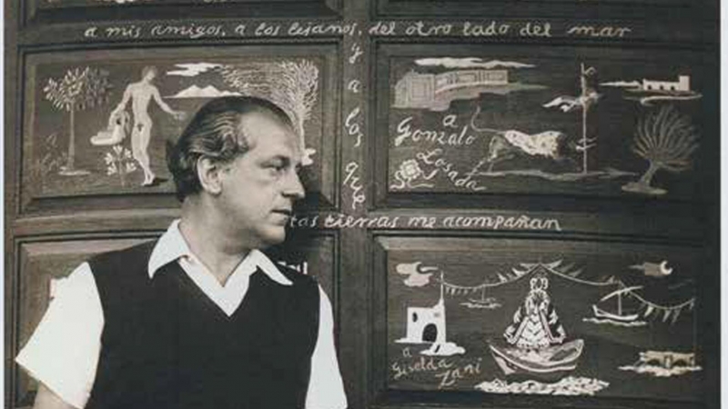 Rafael Alberti, en su casa La Gallarda, frente al panel de la amistad, durante su exilio en Uruguay en 1947. Imagen tomada por la fotógrafa franco-alemana Jeanne Mandello.