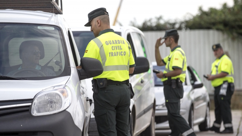 Controles de tráfico en las carreteras españolas en pleno estado de alarma. / EFE