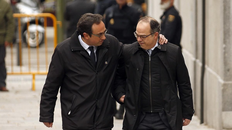 Josep Rull agafa per l'espatlla a Jordi Turull, abans d'entrar a la seu del Tribunal Suprem avui fa dos anys.