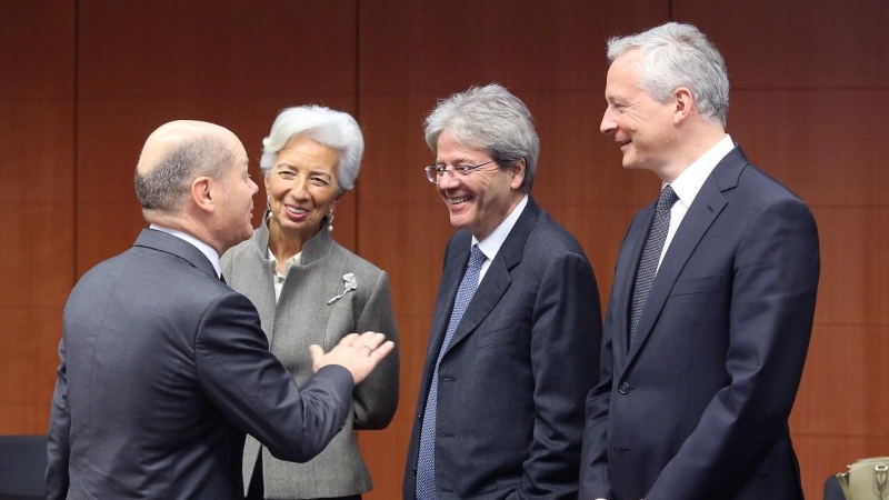El ministro de Finanzas alemán, Olaf Scholz, con la presidenta del BCE, Christine Lagarde, el comisario europeo de Asuntos Económicos, Paolo Gentiloni, y el ministro francés, Bruno Le Maire, charlan en una reunión del Ecofin, en Bruselas, el pasado febrer