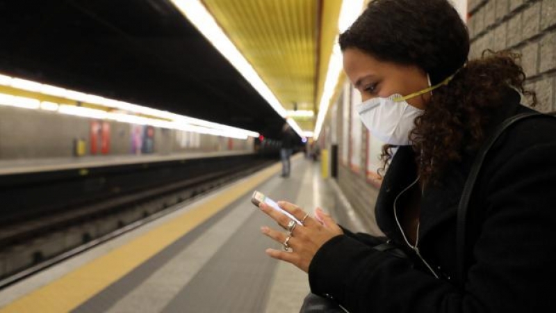 Una joven con mascarilla en el metro de Milán, Italia. EFE/MATTEO BAZZI