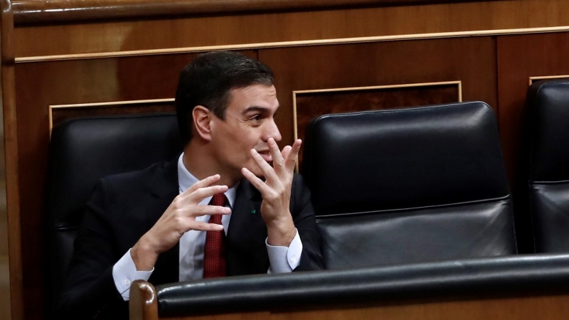 El presidente del Gobierno, Pedro Sánchez, y el vicepresidente de Derechos Sociales Pablo Iglesias, durante el pleno del Congreso que debate la prórroga del estado de alarma. EFE/Mariscal POOL